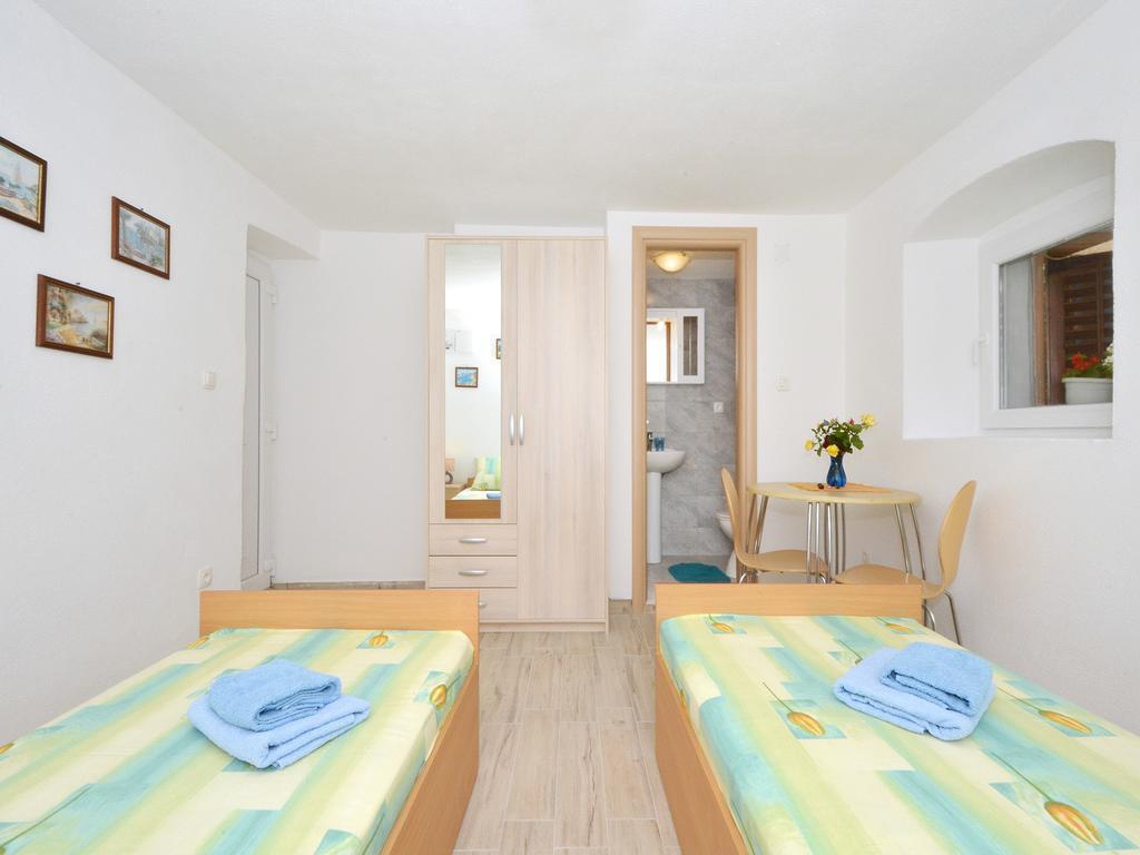 Apartment Petrovic Трогир Екстериор снимка